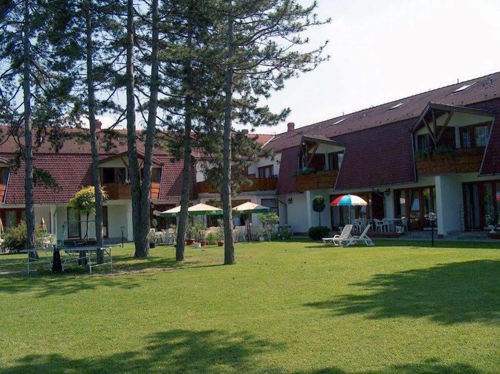 Hotel Kentaur Siofok Luaran gambar